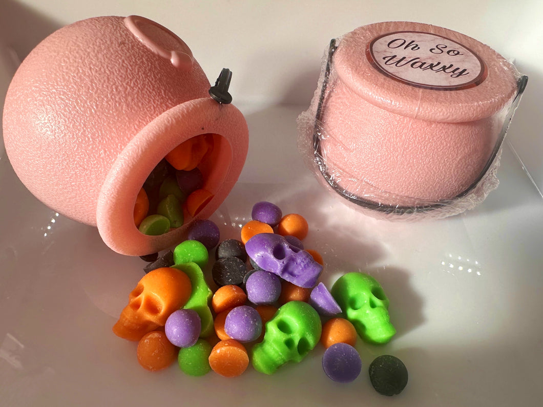 Witches Cauldron with Scoopies & Skulls Wax Melts - Choice of Scents